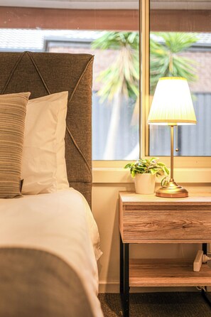 Townhome Deluxe - utsikt mot trädgården | Strykjärn/strykbräda och gratis wi-fi