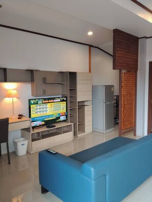 Family Room | Laptop workspace, free WiFi