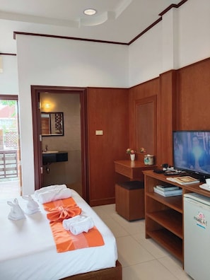 Habitación superior | Espacio para trabajar con laptop y wifi gratis 