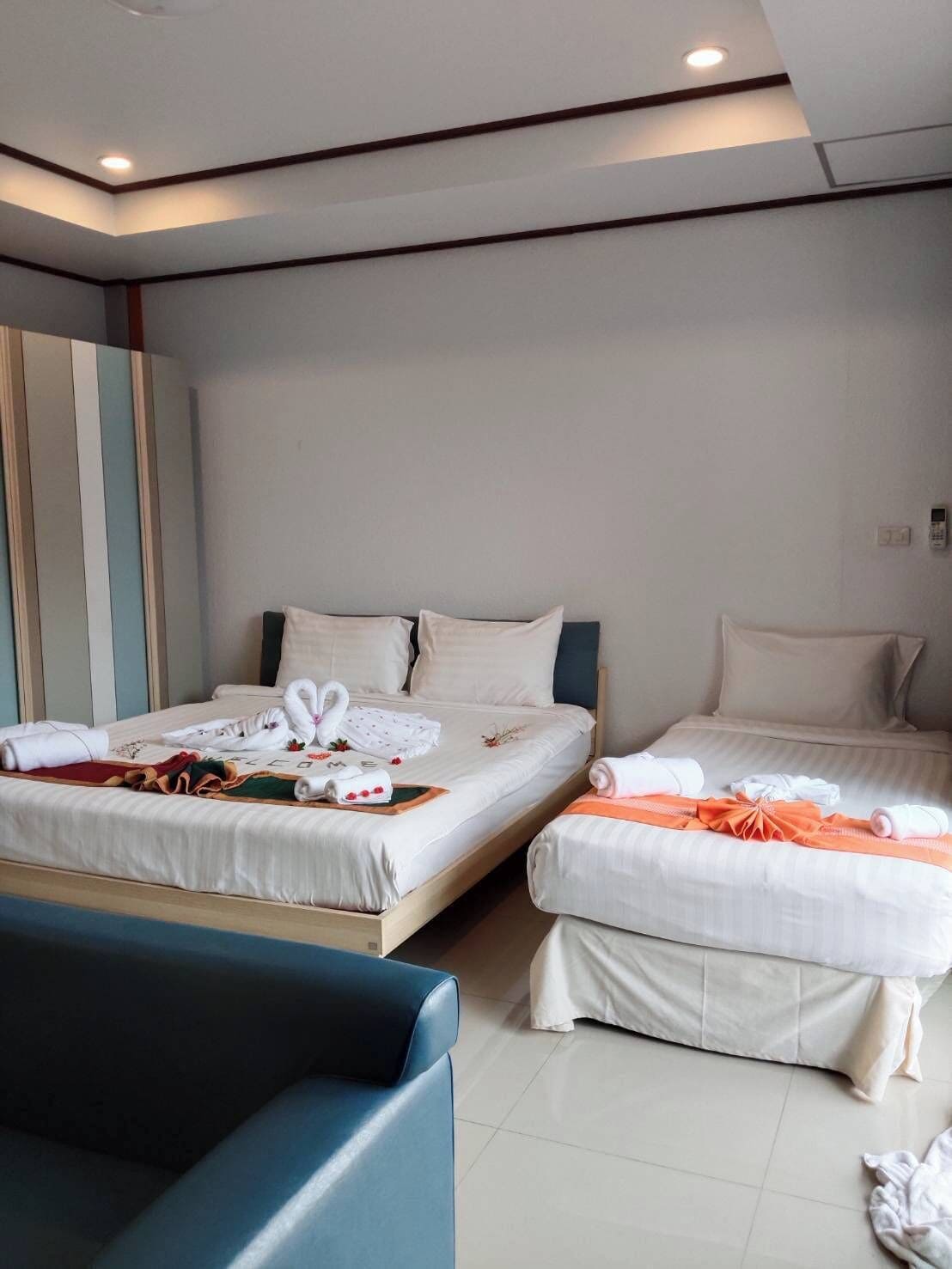 Family Room | Laptop workspace, free WiFi