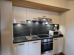 Horno, placa de cocina, lavavajillas, cafetera/tetera