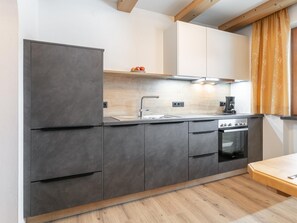 Ovn, kokeplater, oppvaskmaskin og kaffetrakter/tekoker