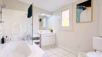 Deluxe Townhome, City View | Bathroom