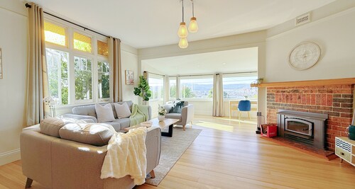 StayAU 2BR Home w/ Stunning Views in Tasmania