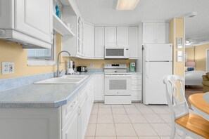 Réfrigérateur, micro-ondes, plaque de cuisson, cafetière/bouilloire