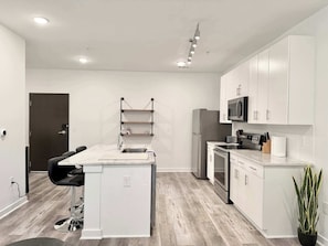 Fridge, microwave, oven, stovetop - Stylish 2B2B Condo in Atlanta (Atlanta)
