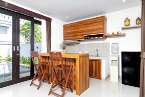 Refrigerador, placa de cocina, utensilios de cocina