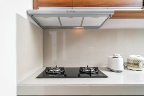 Villa, 2 slaapkamers, privézwembad | Privékitchenette | Een koelkast, een kookplaat, kookgerei, borden en bestek