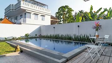 Piscina externa, espreguiçadeiras