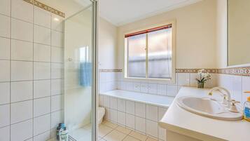 Nhà liên kế Deluxe, quang cảnh vườn | Phòng tắm