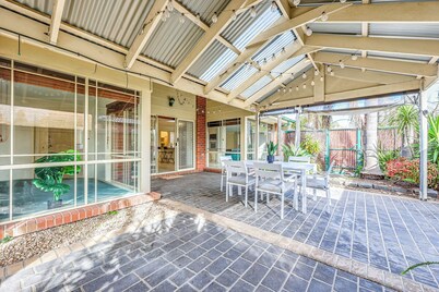 StayAU Family Retreat w/Pool Table in Cranbourne
