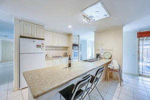 Deluxe Townhome, Garden View | Private kitchenette