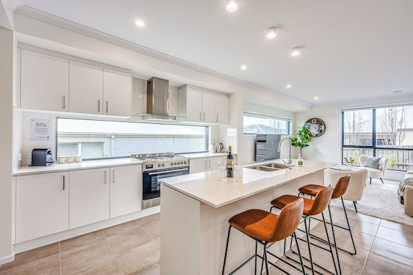 Deluxe Townhome, Garden View | Living area