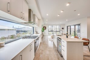 Deluxe Townhome, Garden View | Private kitchenette