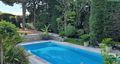 Small bungalow in a villa high above Cannes