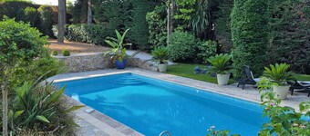 Small bungalow in a villa high above Cannes