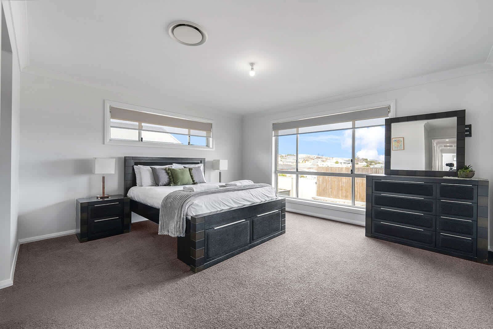 4 makuuhuonetta, silitysrauta/-lauta, vauvan matkasänky, Wi-Fi