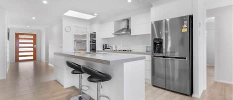 Jääkaappi, mikroaaltouuni, uuni, liesi