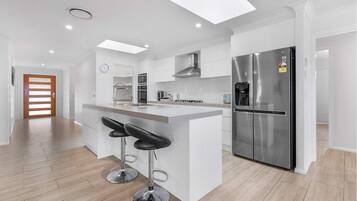 Geladeira, micro-ondas, fogão, cooktop