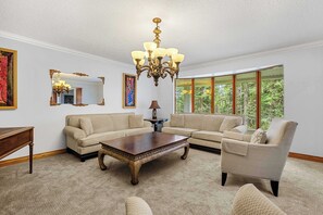 Fernseher, Kamin, Arbeitsbereiche