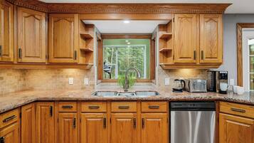 冰箱、微波炉、烤箱、炉灶