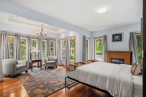 6 bedrooms, desk, iron/ironing board, WiFi