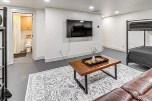 4 slaapkamers, een strijkplank/strijkijzer, reisbedje, internet