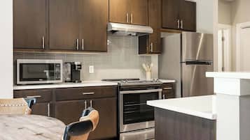 Jääkaappi, mikroaaltouuni, uuni, liesi