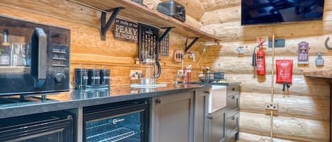 Réfrigérateur, four à micro-ondes, un four, surface de cuisson