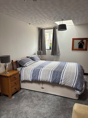 2 Schlafzimmer, Reisekinderbett