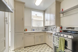 Réfrigérateur, surface de cuisson, cafetière-théière, grille-pain