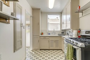Réfrigérateur, plaque de cuisson, cafetière/bouilloire, grille-pain