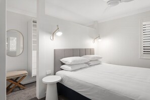 3 bedrooms, desk, iron/ironing board, WiFi - Stylish 3-Bed Newport Stay with Balcony (Newport)