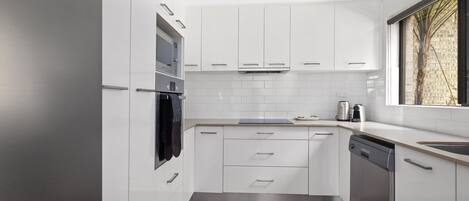 Frigorífico, microondas, horno y placa de cocina