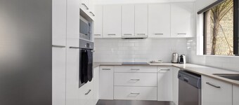 Stylish 3-Bed Newport Stay with Balcony