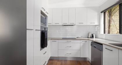 Stylish 3-Bed Newport Stay with Balcony