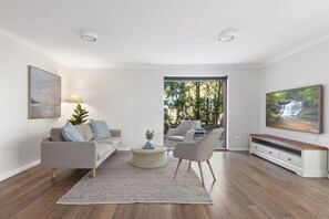 Living Area - Stylish 3-Bed Newport Stay with Balcony (Newport)