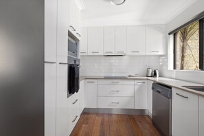 Kitchen - Stylish 3-Bed Newport Stay with Balcony (Newport)