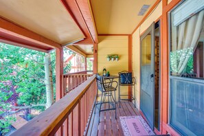 Outdoor dining - Hike, Bike & Ski: Red River Condo w/ Spa Access (Red River)