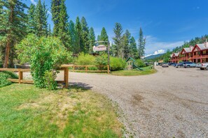 Property grounds - Hike, Bike & Ski: Red River Condo w/ Spa Access (Red River)