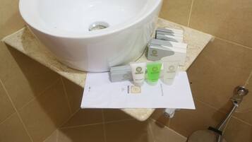 Pyyhkeet, saippua, vessapaperi