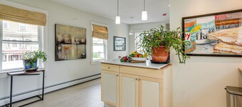 5 Mi to Salem! Lynn Apt By the Sea w/ Patio