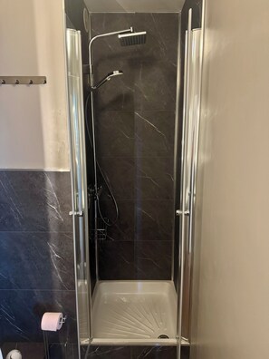 Douche, sĂšche-cheveux, serviettes fournies