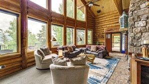 Fernseher, Kamin, Bücher, Stereoanlage