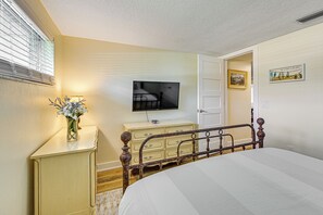 2 bedrooms, internet, bed sheets - Swim, Fish & Relax: Port Richey Gem w/ Yard! (Port Richey)