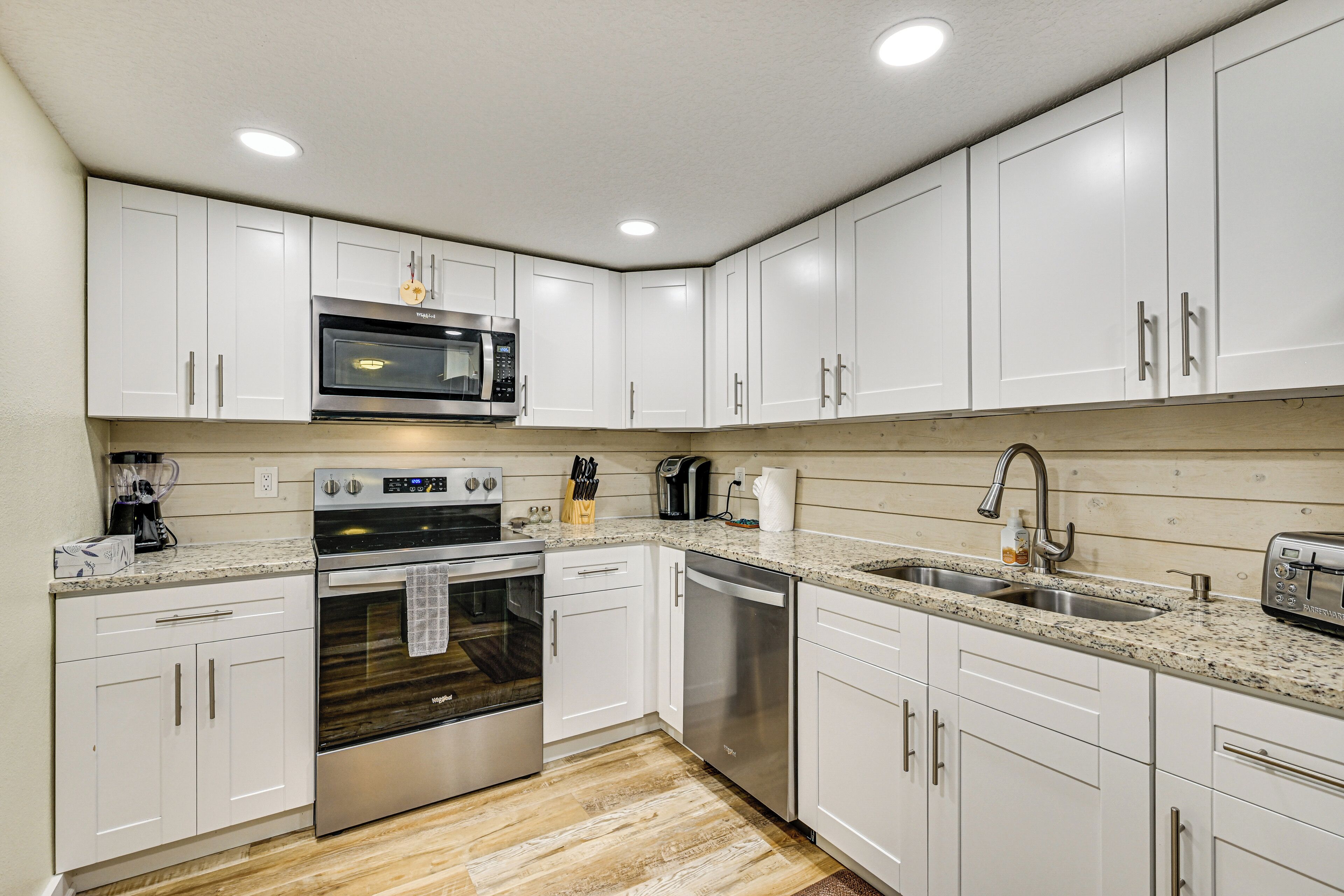 Fridge, microwave, stovetop, dishwasher