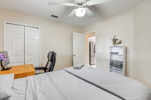 3 bedrooms, desk, Internet, bed sheets