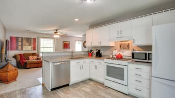 Coffee/tea maker, fridge, microwave, stovetop