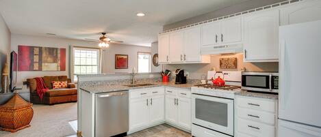 ثلاجة، ميكروويف، موقد طهي مسطح، غسالة أطباق