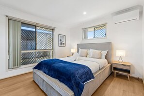 3 Schlafzimmer, Schreibtisch, Bügeleisen/Bügelbrett, WLAN
